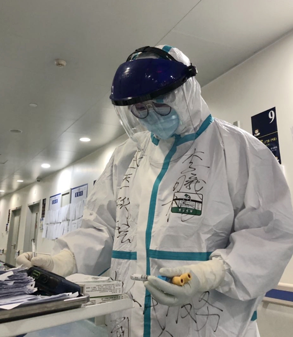 四川第三批援鄂医疗队员李曦杨工作照 (2)_副本.jpg